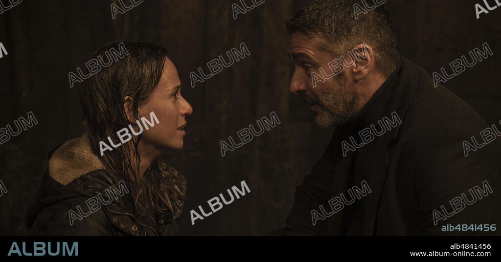 LEONARDO SBARAGLIA and MARTA ETURA in OFRENDA A LA TORMENTA, 2020, directed by FERNANDO GONZALEZ MOLINA. Copyright ARTE/ Atresmedia Cine/ Nadcon Film/ Nostromo Pictures/ ZDF.