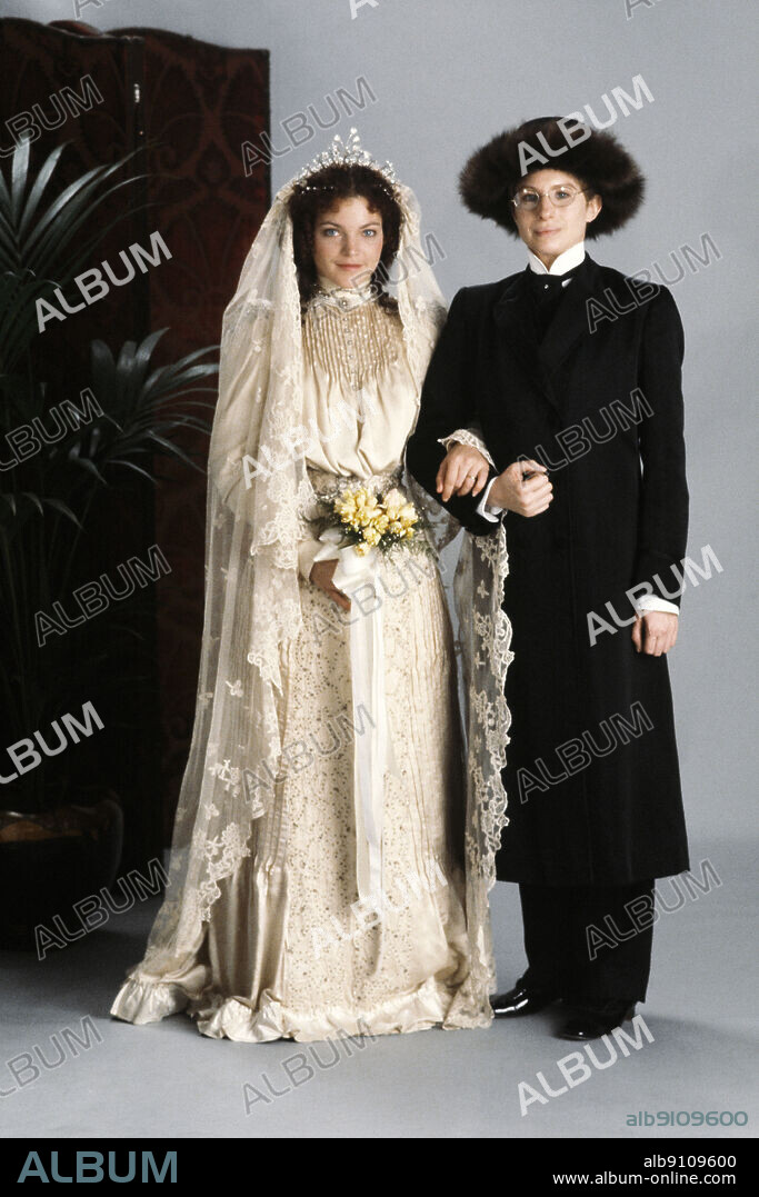 AMY IRVING y BARBRA STREISAND en YENTL, 1983, dirigida por BARBRA STREISAND y HARRY D'ABBADIE D'ARRAST. Copyright M.G.M/UNITED ARTIST.