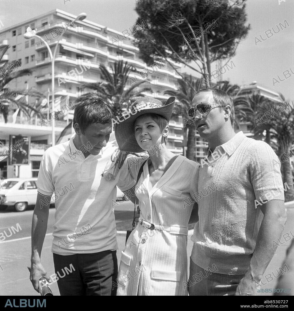 CANNES 1969-05-19. Sångerskan och skådespelerskan Anita Lindblom flankerad av regissören Roy Andersson (t.v.) och maken boxaren Bosse Högberg (t.h.) under en promenad i Cannes, Frankrike 19:e maj 1969, där man släppte nyheten att Anita ska få en ledandande roll i Roy Anderssons kommande film "En kärlekshistoria.. Foto: UPI / TT / Kod: 450.