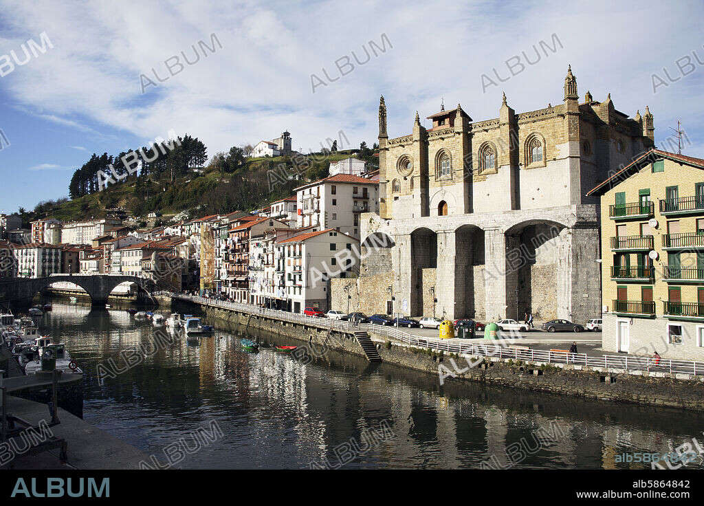 Ondárroa; vista del pueblo, ría e Iglesia gótica de Nuestra Señora de la Antigua.