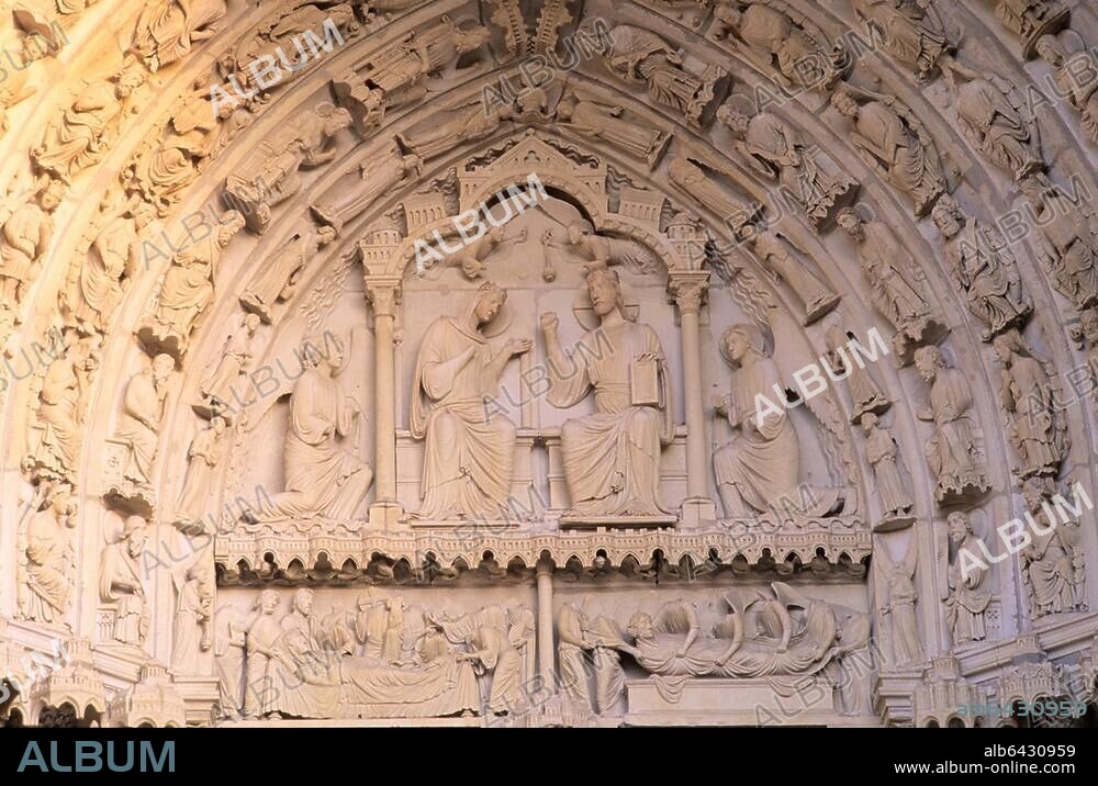 Chartres (Dép.Eureet-Loir, Centre, Frankreich), Kathedrale / Cathédrale Notre-Dame (erbaut 1134-1514; Weltkulturerbe), Nordquerhaus (nach 1194-um 1250), Nordportal (Marienportal), Mittelportal.-Tympanon des mittleren Nordportals mit Verherrlichung Mariens und Tod und Begräbnis Mariens.-Skulpturen, um 1220/30.