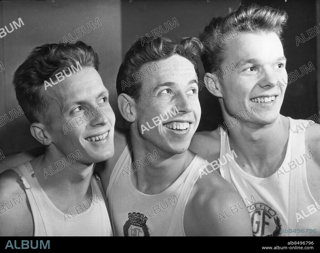 Orig. bildtext... SM-FYRKAMP GYMNASTIK var det på söndagen i Örebro Segraren Anders Lind ses här omgiven av 2:an B. Stattin och 3:an Lill-Arne Carlsson. 21.1.51 Orig. bildtext... TILL MOSKVA. Sv. Gymnastikförbundet har för en turne till Moskva uttagit följande fr.v Lill Arne Karlsson, Anders Lind samt B Stattin. 30.3-51 Anm. Lill-Arne Trio Segrare Vinnare Gymnastik Leenden Klubbmärken Träningskläder Gefle GF CD510 persons: ARNE CARLSSON;ANDERS LINDH;BÖRJE STATTIN sites: ÖREBRO;SVERIGE.