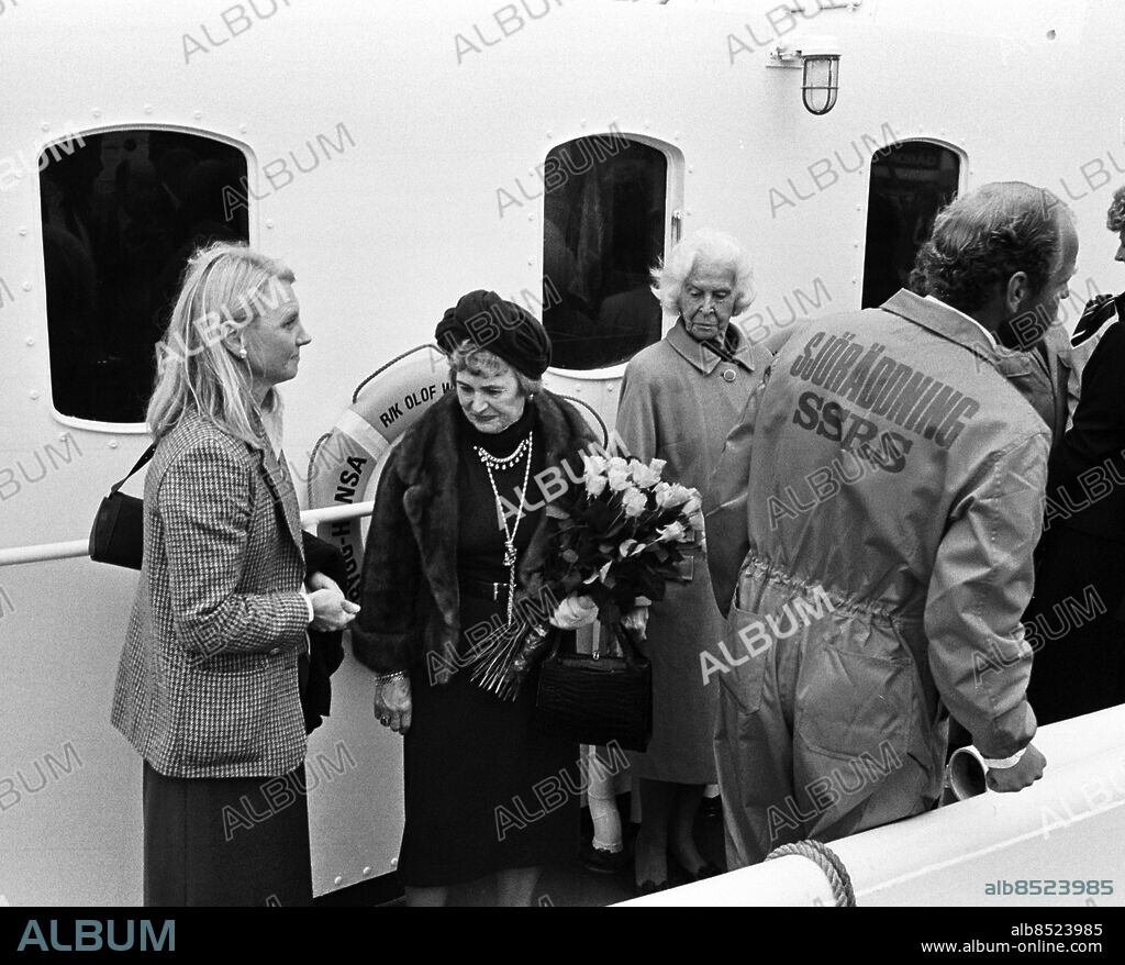 Djupviks varv på Tjörn 1981-10-02. Nya räddningskryssaren Olof Wallenius - fr v Margareta Kleberg och gudmor Signe Wallenius samt Margareta Hansson.. Foto: Kamerareportage *** Local Caption *** arhÖcr Djupvik-klara-32.jpg.