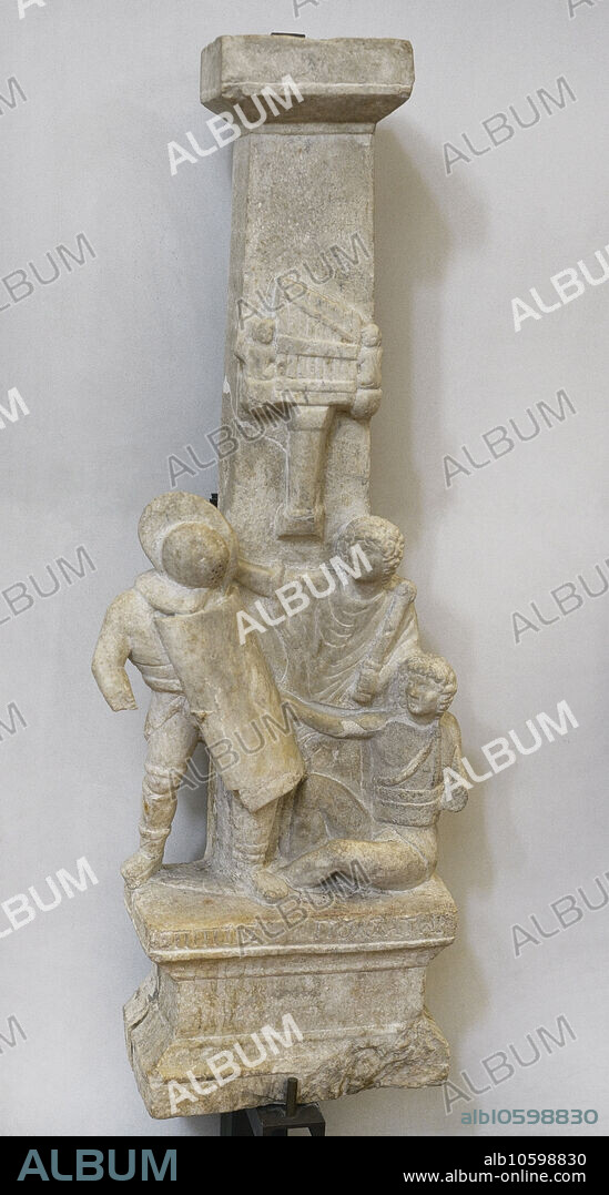 Final de una lucha de gladiadores. Un reciario (retiarius) derrotado suplica clemencia a los espectadores, mientras el árbitro contiene al vencedor de la categoría peso pesado de pulsator, Epiptas. Al fondo, dos hombres tocan un órgano hidráulico (hydraulis). Inscripción en griego: Epiptas pulsator (el que golpea). Escultura en mármol. Finales del siglo II d.C. - principios del siglo III d.C. Procede de la zona del santuario tardorromano en Tatarevo, Purvomay, Bulgaria. Museo Arqueológico Nacional. Sofía. Bulgaria.