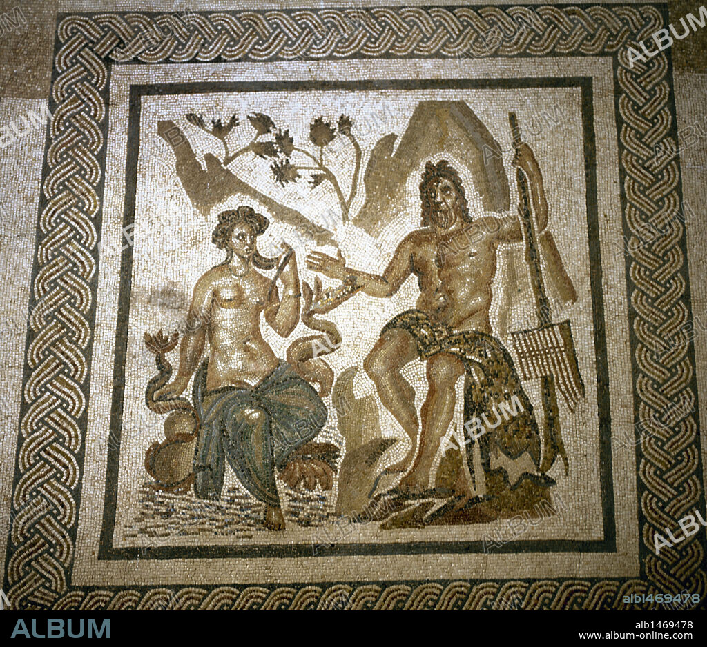 "CICLOPE POLIFEMO JUNTO A GALATEA". Galatea, una de las nereidas, fue amada por Polifemo, héroe arcadio hijo de Poseidón y uno de los Argonautas. Galatea lo rechazó para ofrecerse al Pastor Acis, que murió a manos de Polifemo. Mosaico romano existente en el Salón de los mosaicos del Alcázar de los Reyes Cristianos. CORDOBA. Andalucía. España.