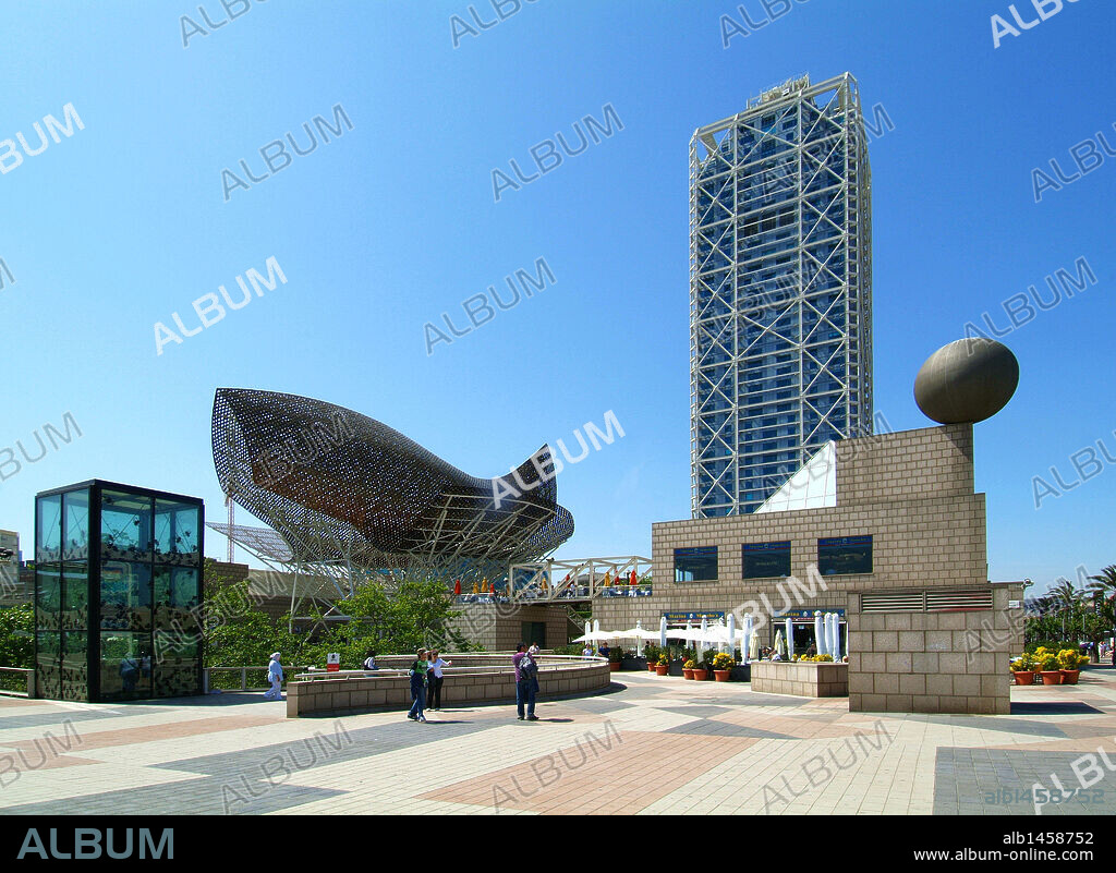 CATALUÑA. BARCELONA. Vista de la escultura "PEZ" (1992), obra del arquitecto norteamericano de origen canadiense Frank GEHRY. Detrás, el "HOTEL ARTS".