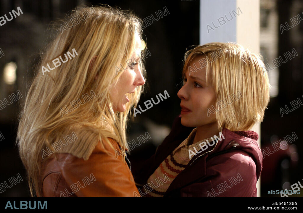 ANNE HECHE and KRISTEN BELL in GRACIE'S CHOICE, 2004, directed by PETER WERNER. Copyright Mike Robe Productions.