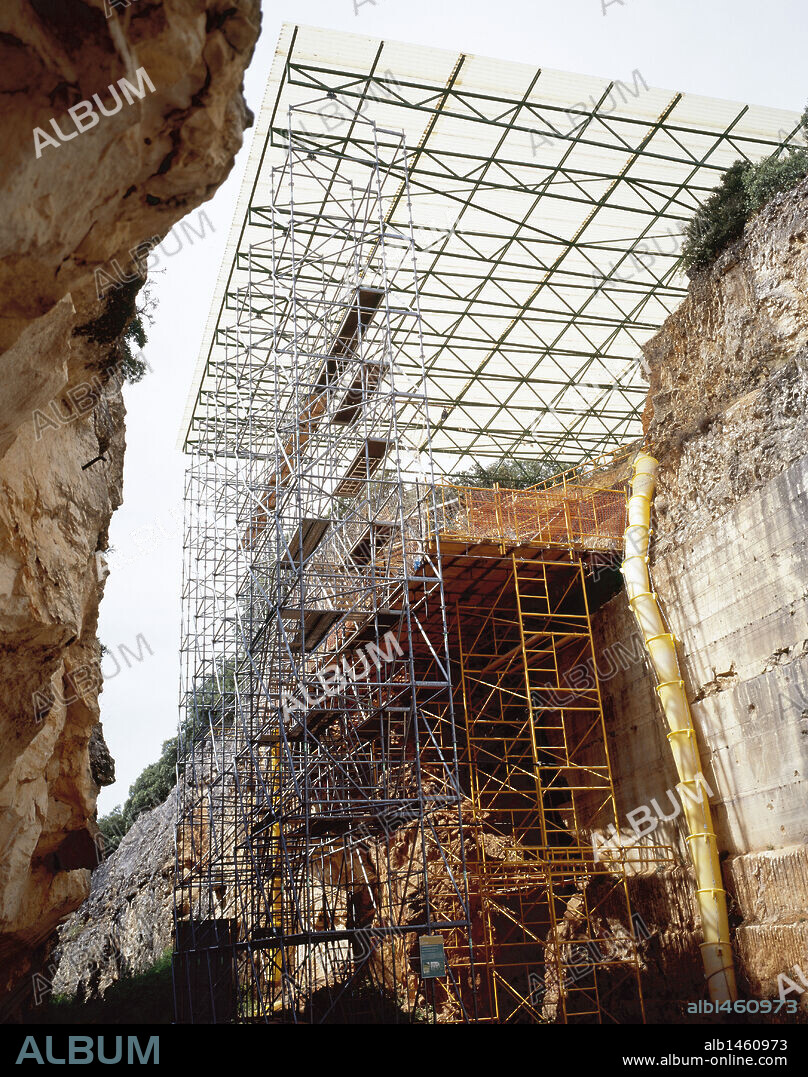 ARTE PREHISTORICO. PALEOLITICO. ESPAÑA. YACIMIENTO DE ATAPUERCA. Vista general del yacimiento a cielo abierto de LA TRINCHERA DEL FERROCARRIL. En ella se han localizado numerosas cuevas en las que las capas superpuestas de sedimentos, guardan fósiles, utensilios de piedra, etc. Provincia de Burgos. Castilla-León. (Patrimonio de la Humanidad) .
