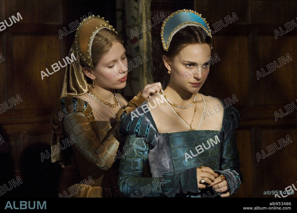 ANA BOLENA, SCARLETT JOHANSSON and NATALIE PORTMAN. NATALIE PORTMAN and SCARLETT JOHANSSON in THE OTHER BOLEYN GIRL, 2007, directed by JUSTIN CHADWICK. Copyright BBC FILMS / BAILEY, ALEX.