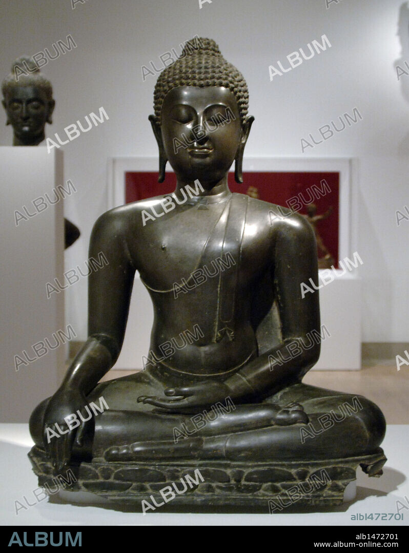 ESTATUA DE BUDA SENTADO SOMETIDO POR MARA. Reino Lanna (Tailandia). Realizado en bronce, fechado entre los ss. XIV y XV. Museo de Arte de Dallas (Dallas Art Museum). Estado de Texas. Estados Unidos.