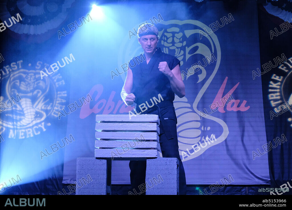 WILLIAM ZABKA en COBRA KAI, 2018, dirigida por HAYDEN SCHLOSSBERG y JON HURWITZ. Copyright Sony Pictures Television.