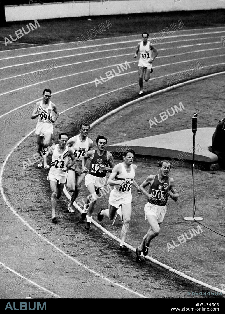 Olympic Games -- E. Zatopek, the phenomenal Czech runner, leading round the Olympic track at Helsinki during his 5,000-metre heat. July 23, 1952. (Photo by Paul Popper Ltd.).