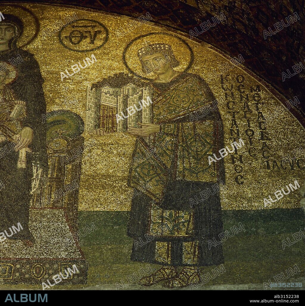 CONSTANTINO I "El Grande" (270-337). Emperador romano. Bajo su reinado, en el 330, Constantinópolis se convirtió en capital del Imperio. En el 313 autorizó el libre ejercicio del cristianismo por el "Edicto de Milán". Detalle del mosaico bizantino donde aparece el emperador OFRECIENDO CONSTANTINOPLA A LA VIRGEN (siglo X). Basílica de Santa Sofía. Estambul. Turquía.
