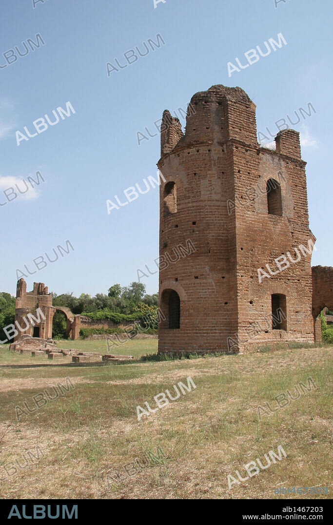 ARTE ROMANO. ITALIA. CIRCO DE MAJENCIO (MASSENZIO). Construido por el emperdor Majencio entre el 306 y el 312 d. C, sobre la VIA APIA. Tenía una longitud de 528 m. y una capacidad para 10.000 personas. (Fuori le Mura). Extramuros. Roma.
