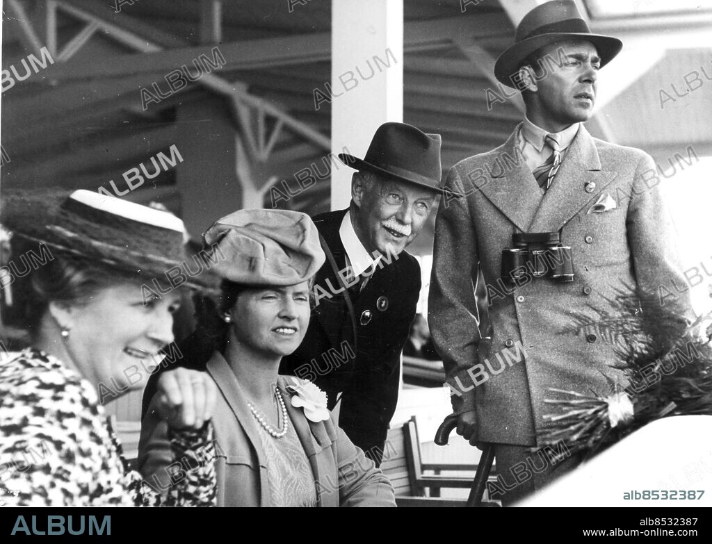 Prinsparet Gustav Adolf och prinsessan Sibylla på Jägersro i Malmö vid Derbyt 1944 /. uppvaktande greve Claes Wachtmeister från Knutstorp. Kungliga Sverige Prins Gustav Adolf Sit Familjen Med Sibylla 1944 /. Malmö Jägersro / Wachtmeister Claes greve Knutstorp Sit. (c) Sydsvenskan / IBL.