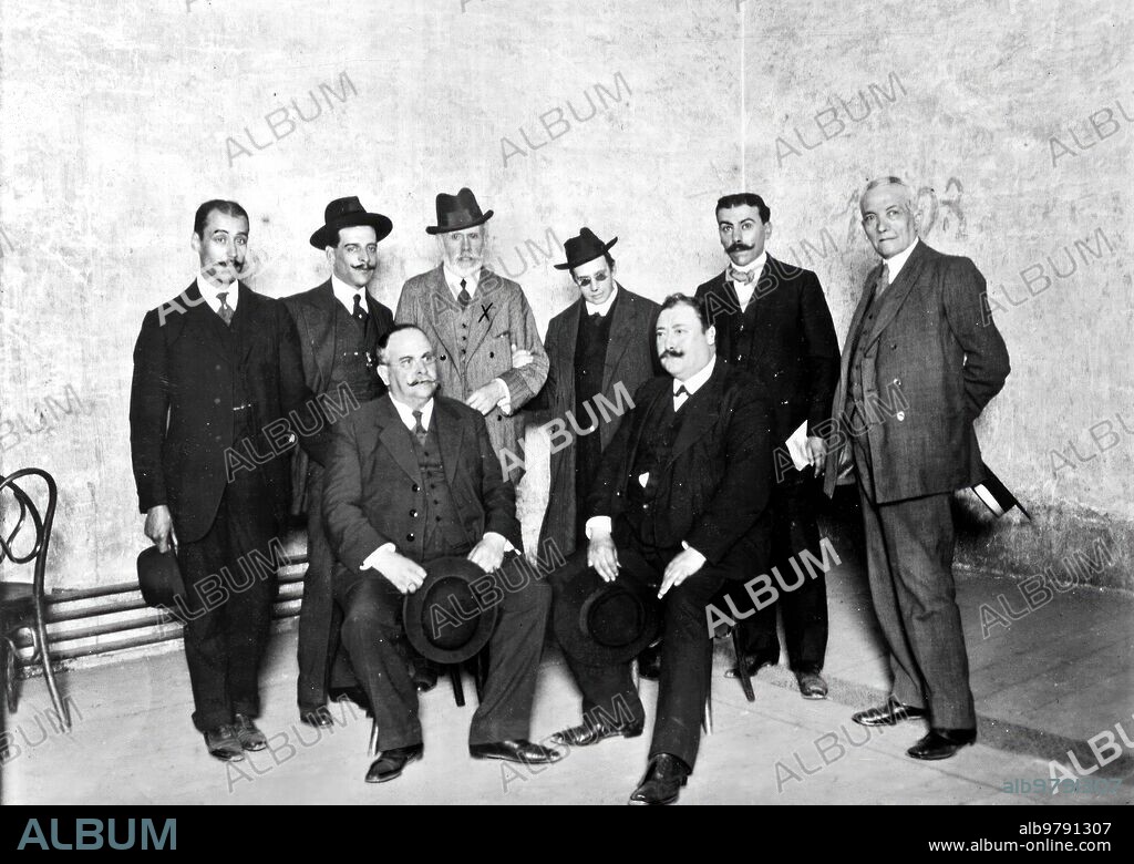 25 septiembre 1912. Congreso socialista en Madrid. Los Delegados Extranjeros Acompañados del jefe del partido socialista español Pablo Iglesias después de la sesión Verificada en el teatro español.