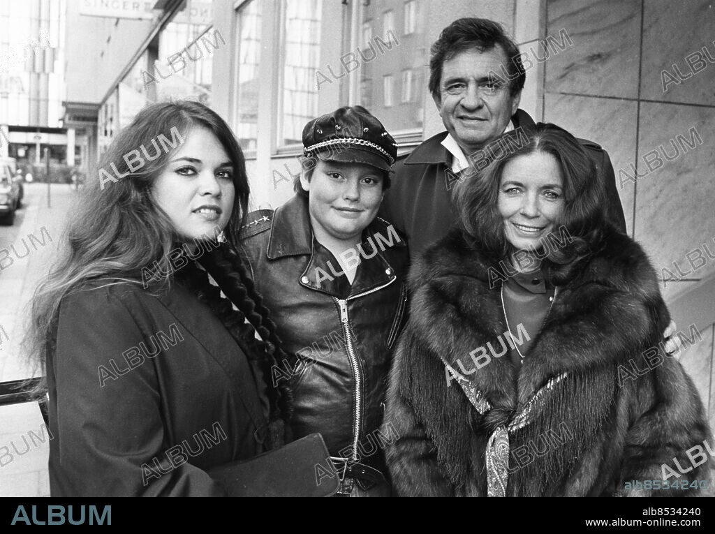 NORRKÖPING 1983. Amerikanska artistparet June Carter och Johnny Cash tillsammans med barnen Tara och John. Familjen är samlad inför en konsert i Norrköping.. Foto: Kent Hult/Scandia Photopress Kod: 680.