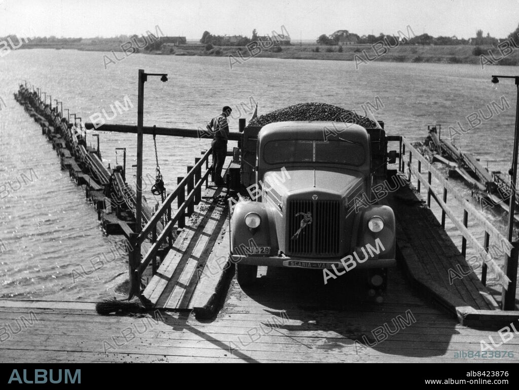 Vattenlagring av bränsle - kol och koks - i kalkbrottet, Klagshamn i Malmö, 1952.. Foto: Sydsvenskan / IBL Bildbyrå.
