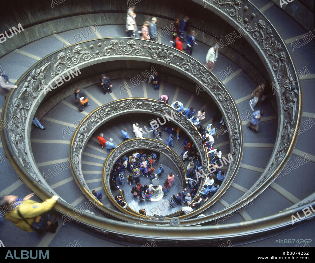 GIUSEPPE MOMO (1875-1940). ESCALERA-RAMPA HELICOIDAL (1932)BALAUSTRADA DE ANTONIO MARAINI.