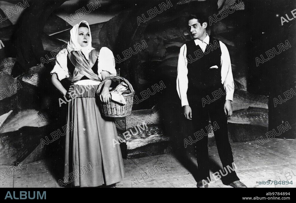 28 diciembre 1934. Representación de Yerma de Federico García Lorca, en la fotografía Aparece Margarita Xirgú y Enrique Diosdado en el papel de Juan.