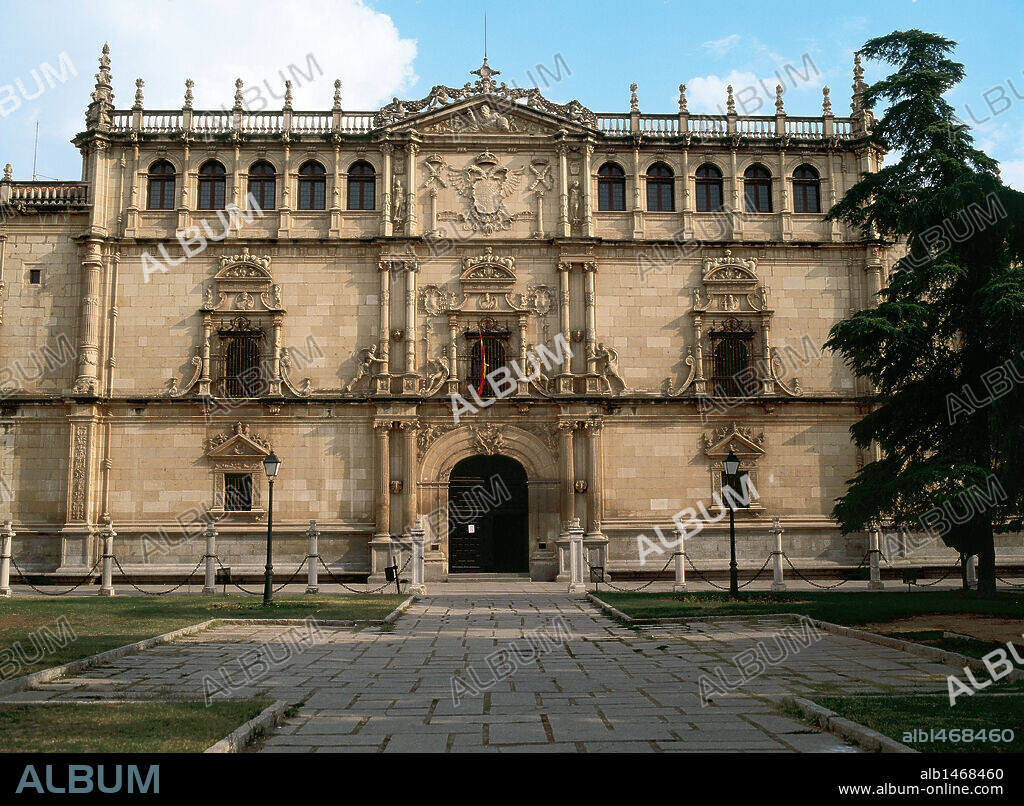 ARTE RENACIMIENTO-PLATERESCO. ESPAÑA. UNIVERSIDAD DE ALCALA DE HENARES. Construída originalmente en estilo mudéjar, substituyendo el ladrillo por la piedra en tiempos de Carlos I. El arquitecto GIL DE HONTAÑON se encargó de su construcción, sobre planos de Pedro DE LA COTERA. Vista general de la FACHADA PLATERESCA. Comunidad de Madrid.