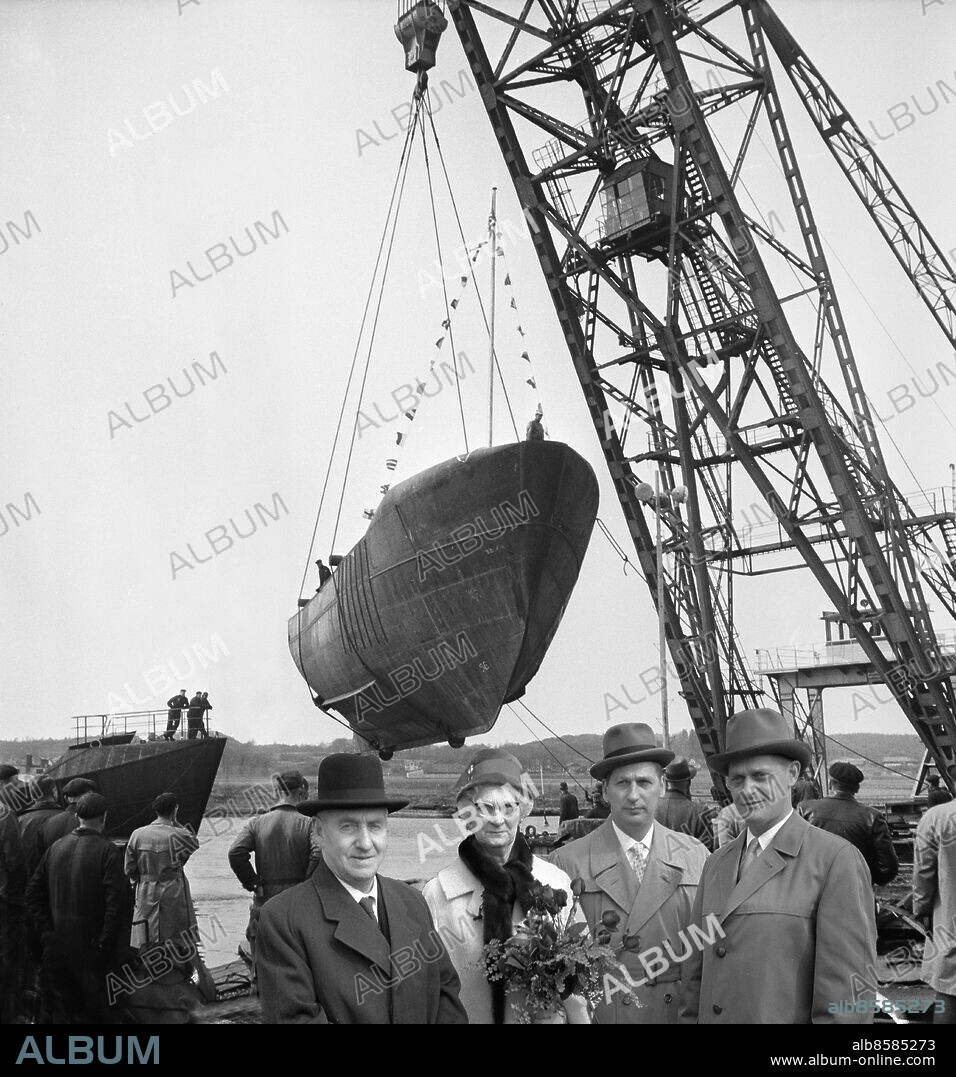 GÖTEBORG 1960-04.. Sjösättning av LL 550 Ringö från Fisketången på Nya AB Göteborgs varv - fr v: Albert Johansson (Appe på Tången), hustru Hildur Johansson samt sönerna Per Albertsson och Kjell Albertsson. Göteborgs Hamns pontonkran af Chapman bistår. *** Local Caption *** GP apr1960_931 Foto: Kamerareportage / TT / Kod: 2524.