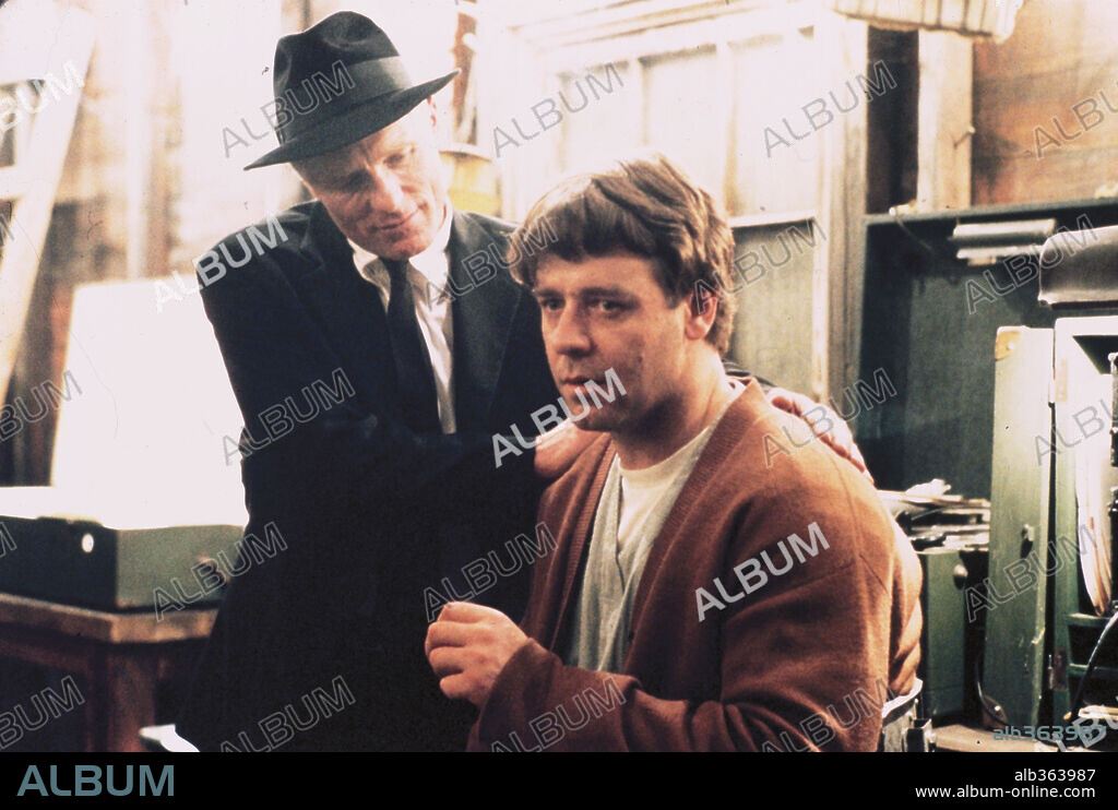 ED HARRIS and RUSSELL CROWE in A BEAUTIFUL MIND, 2001, directed by RON HOWARD. Copyright UNIVERSAL STUDIOS/DREAMWORKS / REED, ELI.
