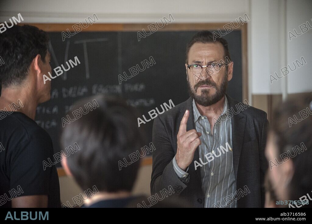 MARCO GIALLINI en BENDITA IGNORANCIA, 2017 (BEATA IGNORANZA), dirigida por MASSIMILIANO BRUNO. Copyright Italian International Film / RAI Cinema.