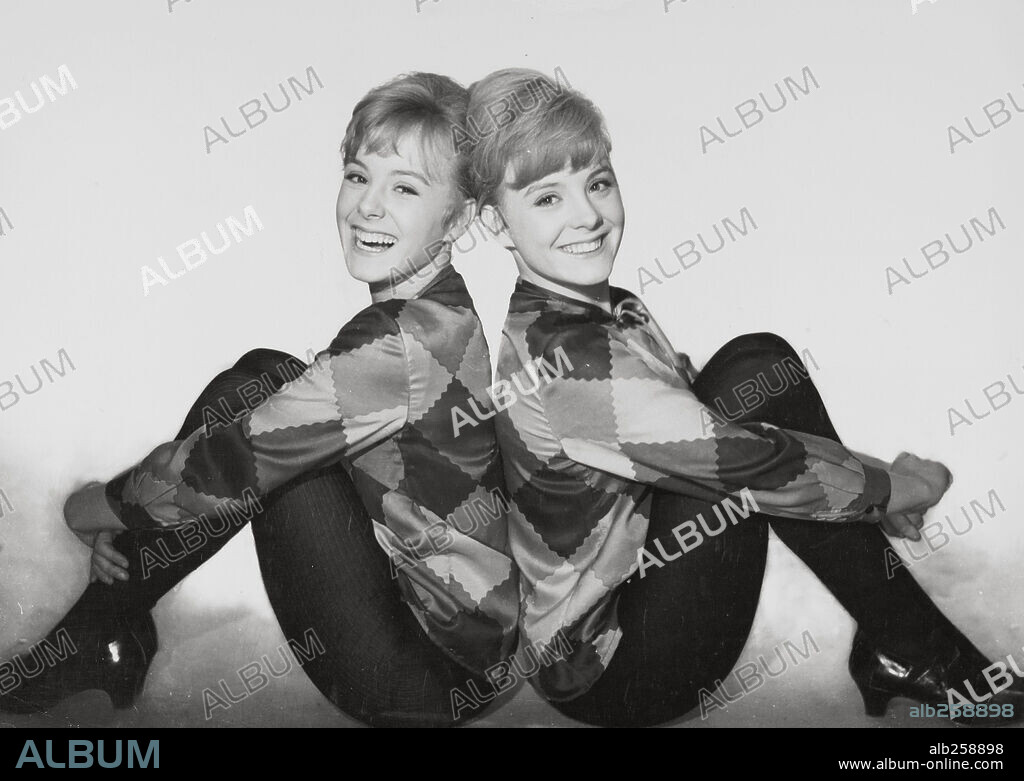 EMILIA BAYONA (MILI) y PILAR BAYONA (PILI) en COMO DOS GOTAS DE AGUA, 1964. Copyright PRODUCCIONES BENITO PEROJO.