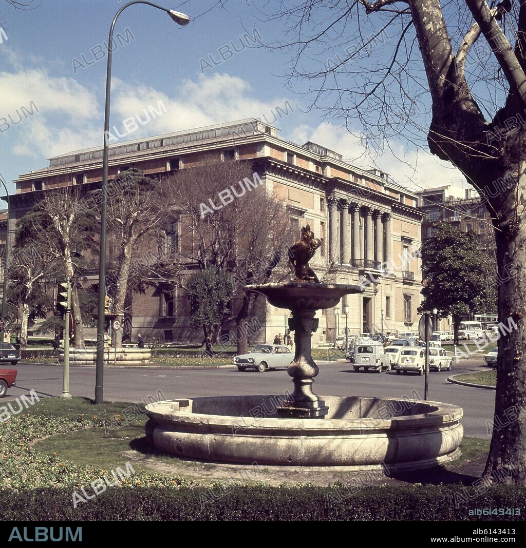 FACHADA MURILLO VISTO DESDE UNA DE LAS CUATRO FUENTES DEL PASEO DEL PRADO.