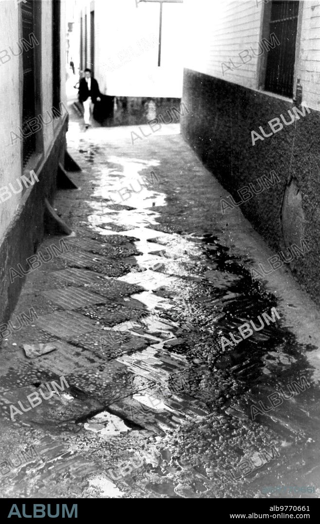 Agosto 1963. El barrio de santa Cruz. Calle de Ximénez de Enciso.