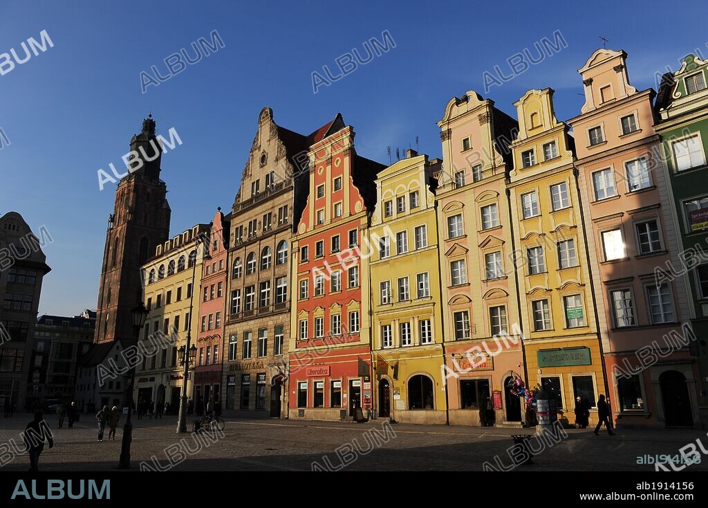 POLONIA. WROCLAW (BRESLAVIA). Fachadas de colores pasteles, de los distintos edificios de la PLAZA RYNEK (Plaza del Mercado o Plaza Principal). Baja Silesia. Suroeste de Polonia. Europa.
