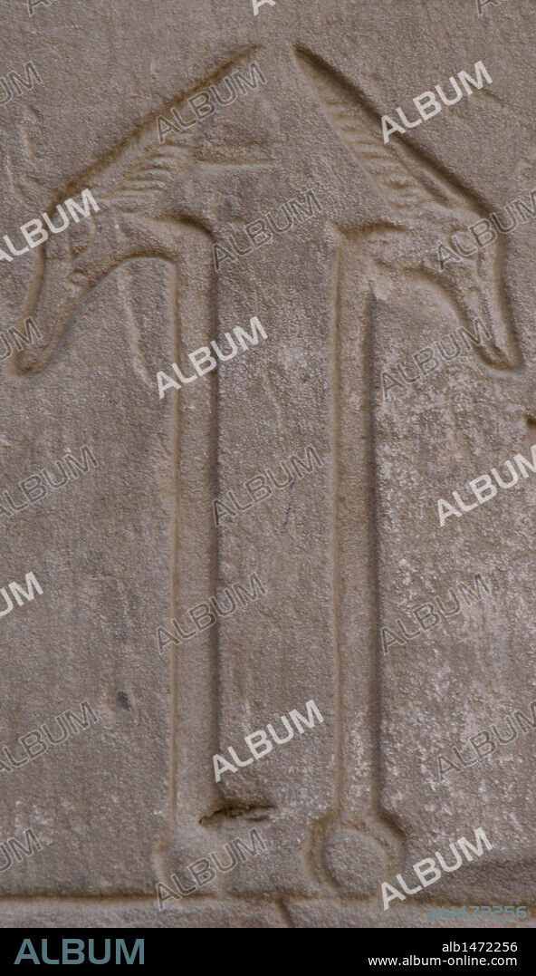 ARTE EGIPCIO. EGIPTO. TEMPLO DE HORUS en EDFU. Dinastía Láguida o Ptolemaica. Relieve con la representación de dos UAS o cetros, símbolos de prosperidad y felicidad. Edfú. Norte de Africa.