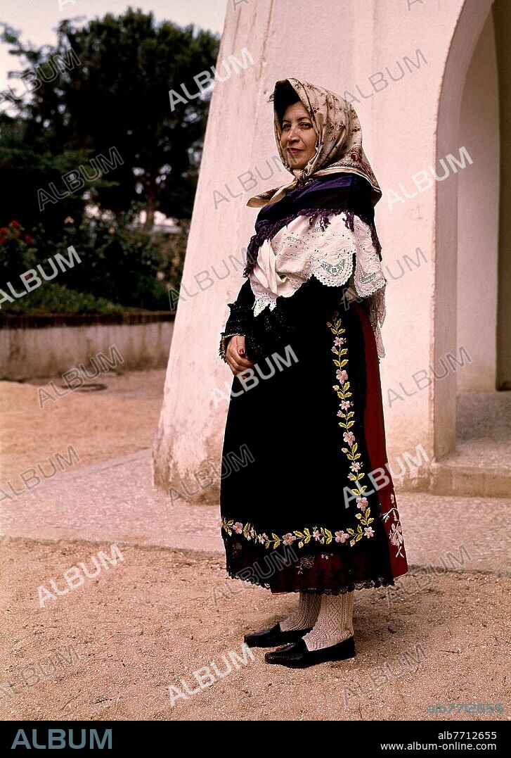 TRAJE REGIONAL MUJER DE MALPARTIDA PLASENCIA-CACERES.