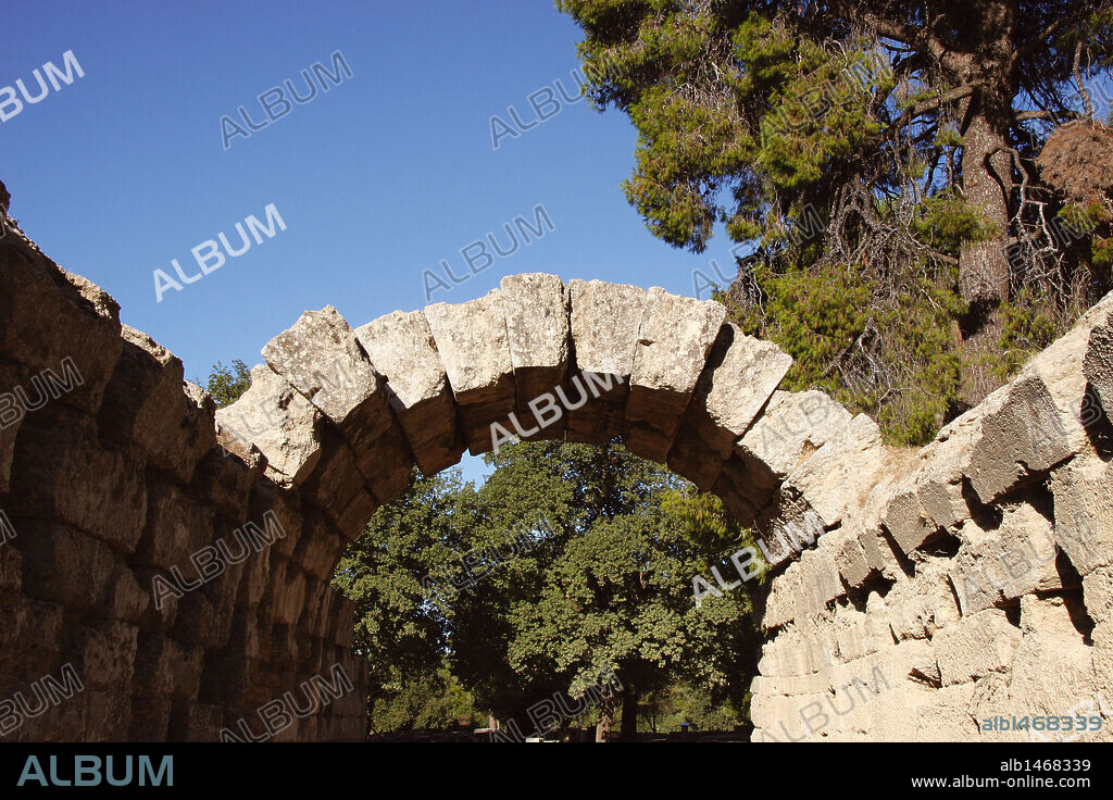 ARTE GRIEGO. GRECIA. OLIMPIA. Vista del Estadio accediendo por la bóveda que se conserva del antiguo "pasillo", creado en el siglo III a. C. Peloponeso.