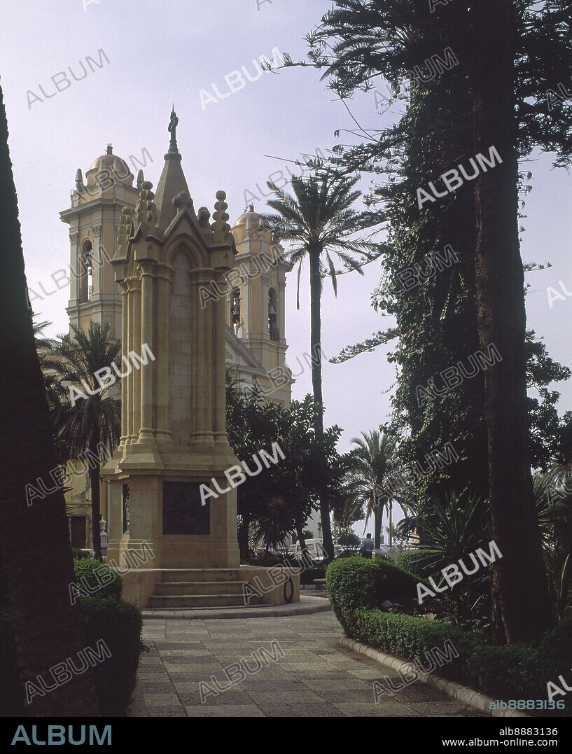 PLAZA AFRICA-MONOLITO GUERRA AFRICA Y TORRES DE LA CATEDRAL - FOTO AÑOS 90.
