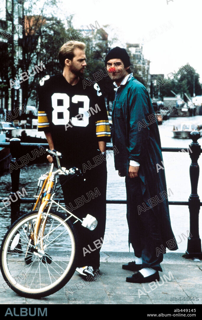 ANTHONY EDWARDS y TIMOTHY DALTON en JÓVENES HALCONES, 1988 (HAWKS), dirigida por ROBERT ELLIS MILLER. Copyright CHUFFLINK HOLDINGS/RANK.