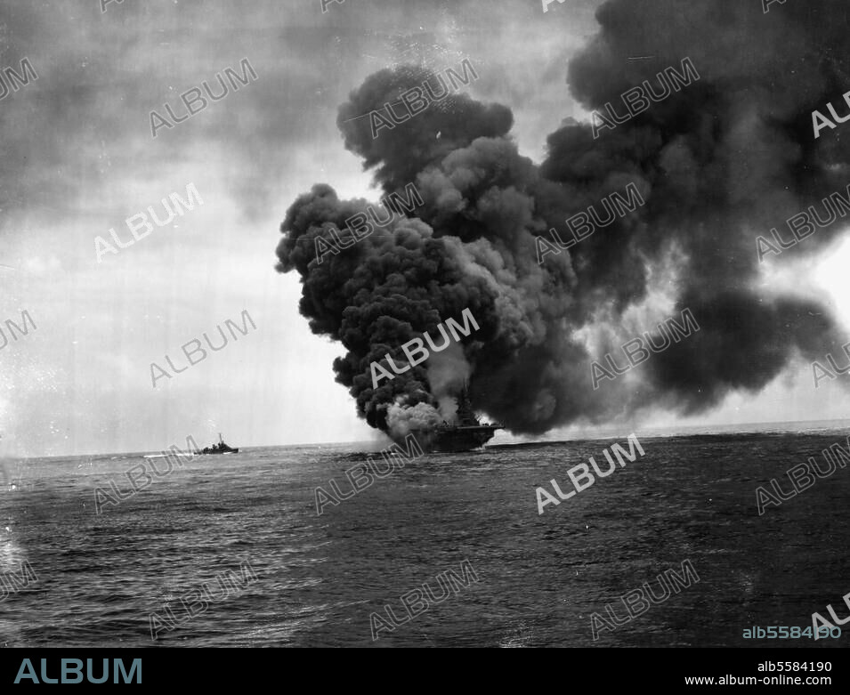 Geschichte / 2. Weltkrieg /. Krieg zur See. Die USS-"Bunker Hill" nach dem Angriff von 2 Kamikaze-Fliegern bei Kyushu im Pazifik; (372 Tote, 264 Verwundete). Foto, 11. Mai 1945.