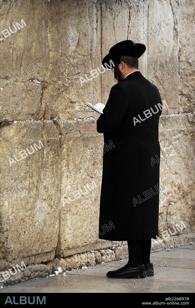 JUDIO ORTODOXO rezando ante el muro de las lamentaciones. Jerusalen. Israel.