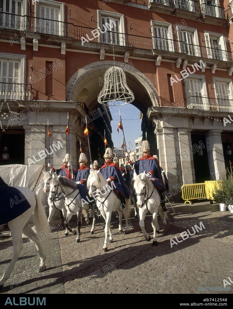 GUARDIA REAL A CABALLO ENTRANDO EN LA PLAZA MAYOR-COMITIVA DEL EMBAJADOR.