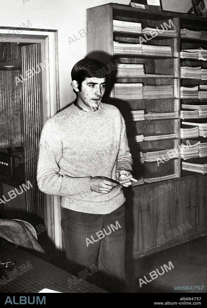 Joan Manuel Serrat en su piso de Poble Sec, Barcelona. 1962.