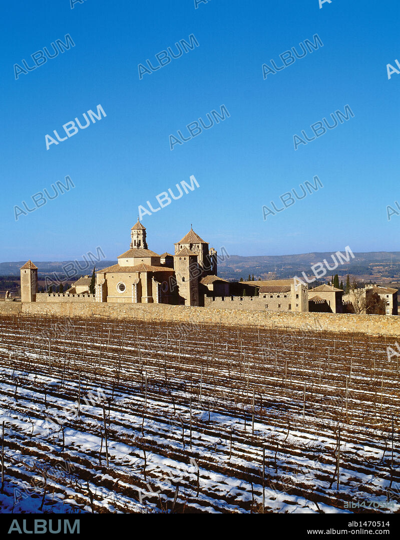 ARTE GOTICO. ESPAÑA. MONASTERIO CISTERCIENSE DE SANTA MARIA DE POBLET. Fue uno de los más importantes de la orden del Císter en Cataluña. Fundado en 1149 por Ramon Berenguer IV, siendo habitado por monjes de Fontfroide. Vista general del conjunto romántico. VIMBODI. Provincia de Tarragona. Cataluña.