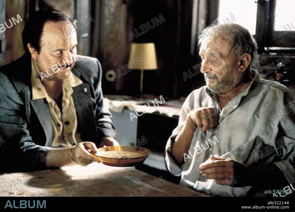 SANTIAGO SEGURA y TONY LEBLANC en TORRENTE EL BRAZO TONTO DE LA LEY, 1998, dirigida por SANTIAGO SEGURA. Copyright ROCABRUNO/CARTEL.