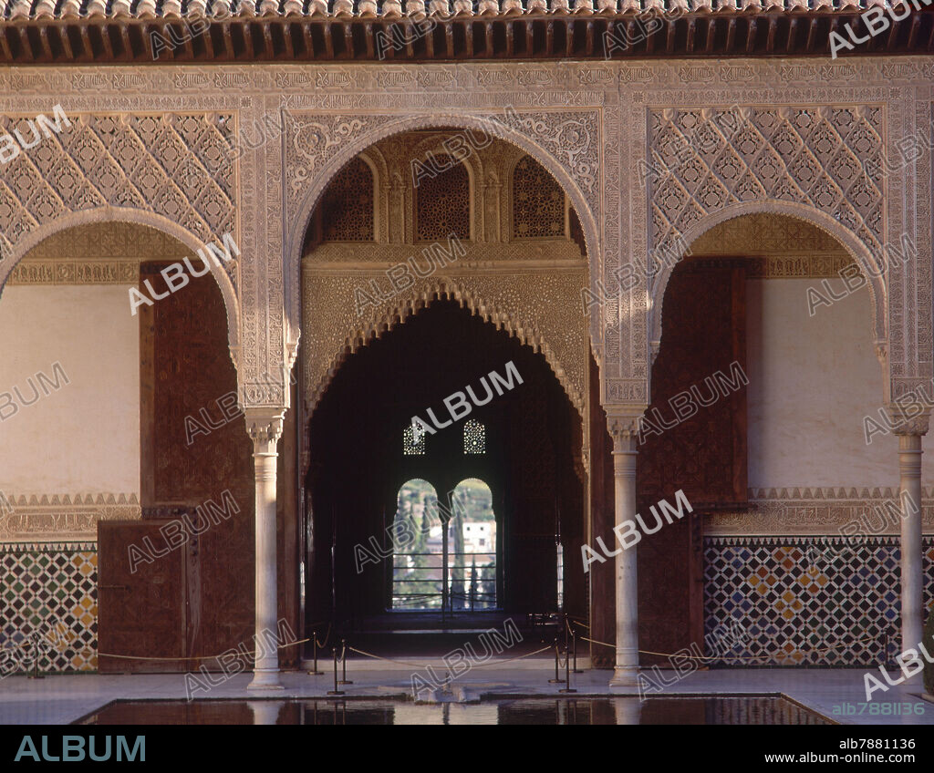 ARCADA FRONTAL ARQUITRABADA DEL PALACIO DE COMARES-S XIV ARQUITECTURA NAZARI-ACCESO A LA SALA DE LA.