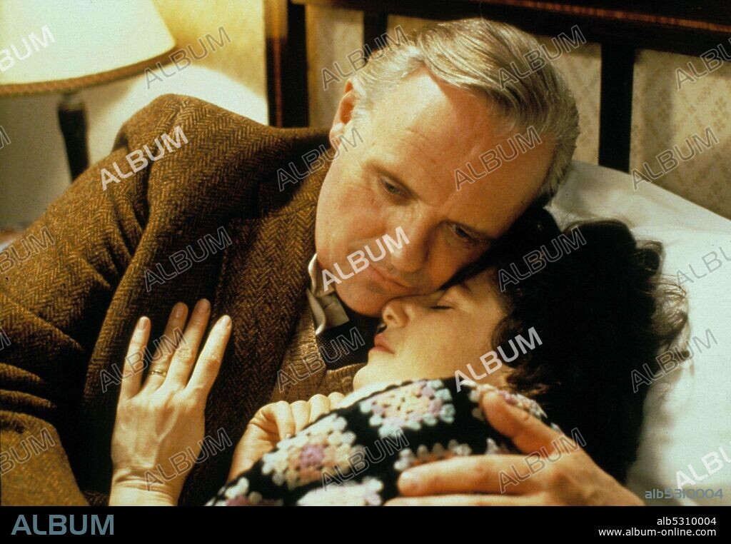 ANTHONY HOPKINS and DEBRA MESSING in SHADOWLANDS, 1993, directed by RICHARD ATTENBOROUGH. Copyright SAVOY PICTURES.
