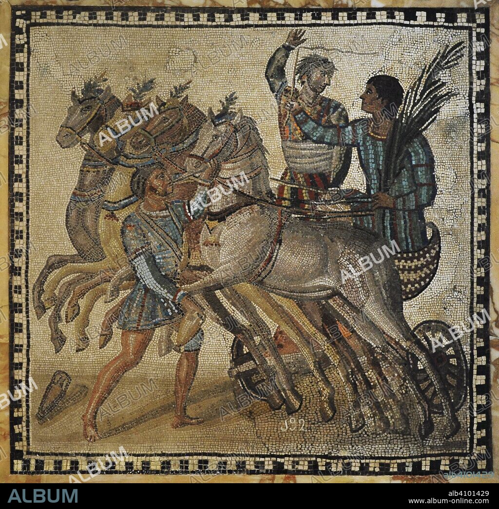 Mosaico romano de la Cuádriga de la factio veneta. Se representa al equipo de los azules que ha ganado la carrera y el vencedor lleva triunfante la palma en la mano. El iubilator aclama al ganador y el sparsor da de beber a los caballos. Siglo III. Procedente de Roma (Italia). Museo Arqueológico Nacional. Madrid. España.