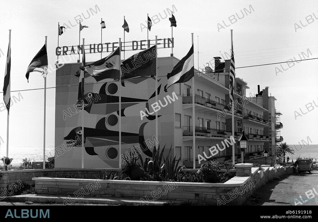 HOTEL DELFIN CONSTRUIDO EN 1963 - FOTOGRAFIA EN BLANCO Y NEGRO - AÑOS 60.