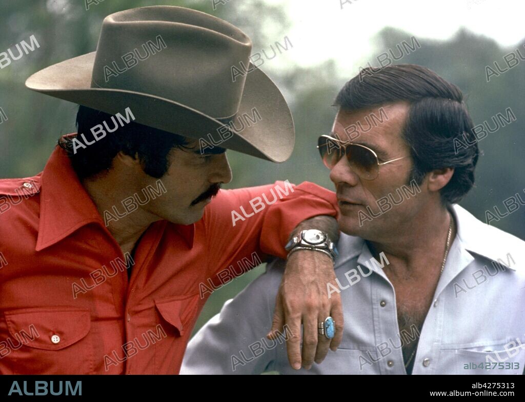 BURT REYNOLDS and HAL NEEDHAM in SMOKEY AND THE BANDIT, 1977, directed by HAL NEEDHAM. Copyright UNIVERSAL PICTURES.