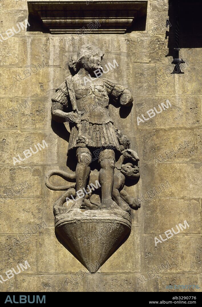Casa de los Tiros. Edificio civil con traza de fortaleza, construido entre 1530 y 1540. Sede del Museo de Turismo e Historia de Granada. Detalle escultórico de la fachada con representación de Hércules. Granada. Andalucía. España.