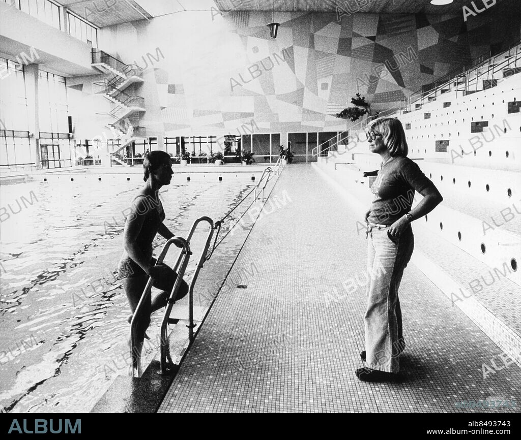 1974.. Utan bildtext. Not. Ulrika Knape -74 Ulrika Knape med tränare Gunnel Weinås Anm. Simbassänger Simhopp CD656 persons: ULRIKA KNAPE;GUNNEL WEINÅS sites: SVERIGE.